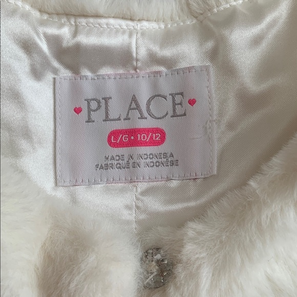 Elegant White Faux Fur Capelet. The children place L - Picture 4 of 7